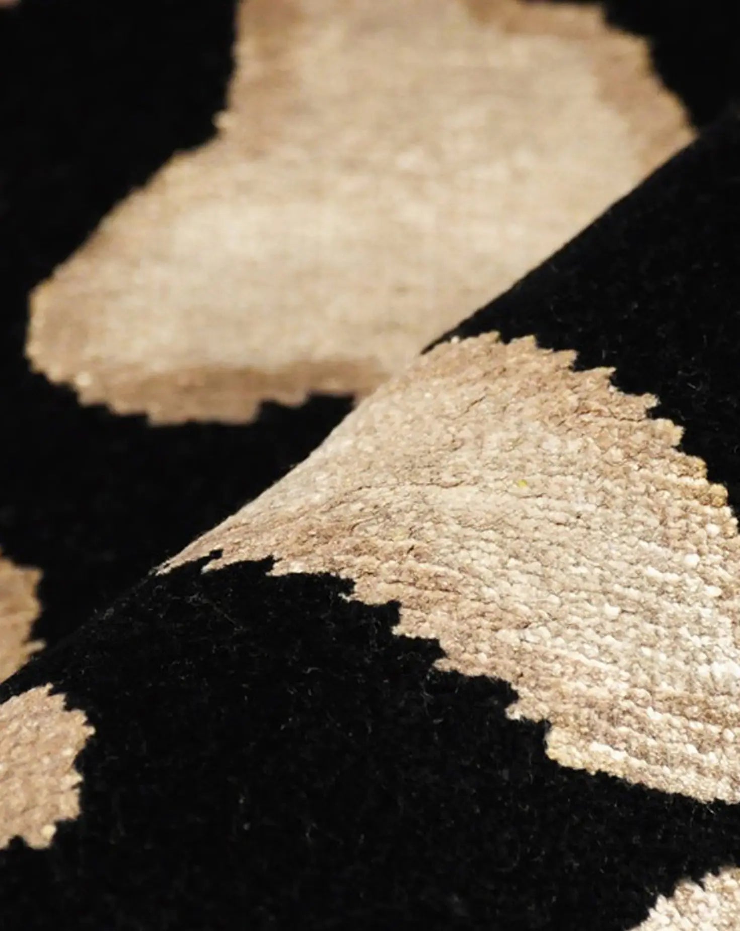 Black Leopard Wool and Silk Rug Sahrai Milano