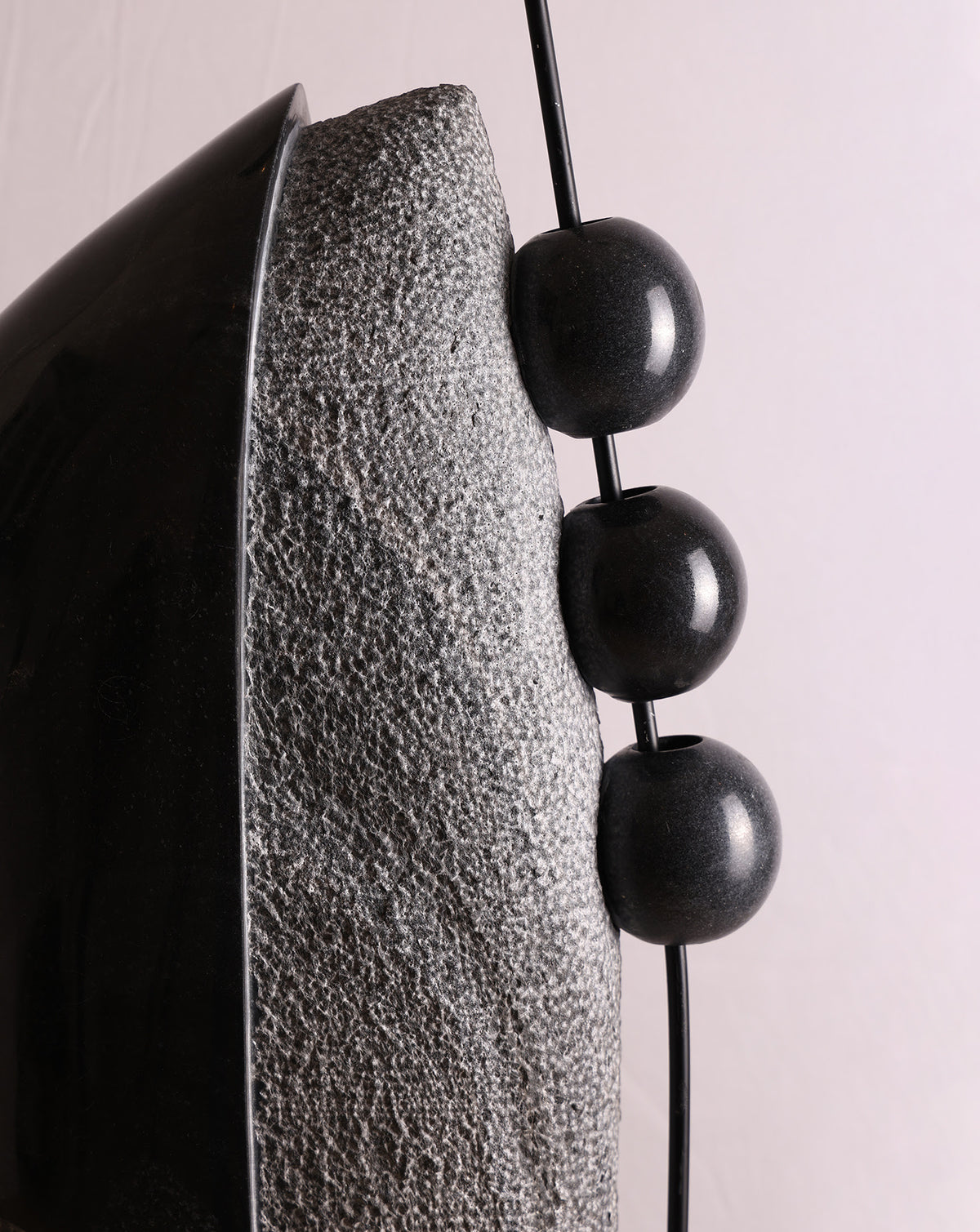 Close view of the marble edge, finished by hand and free of assembly