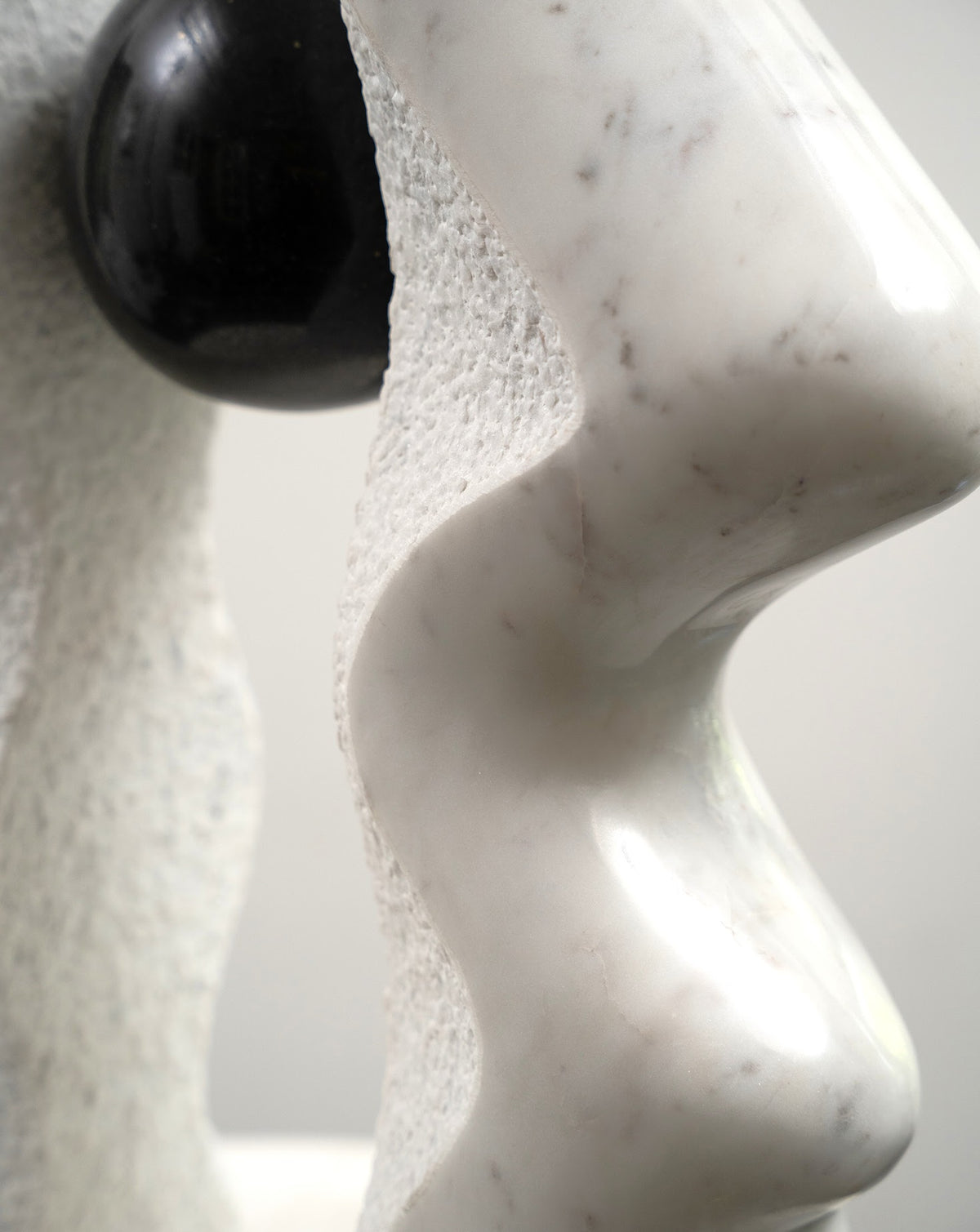 INIKA 06 White & Black Marble Sculptural Vase