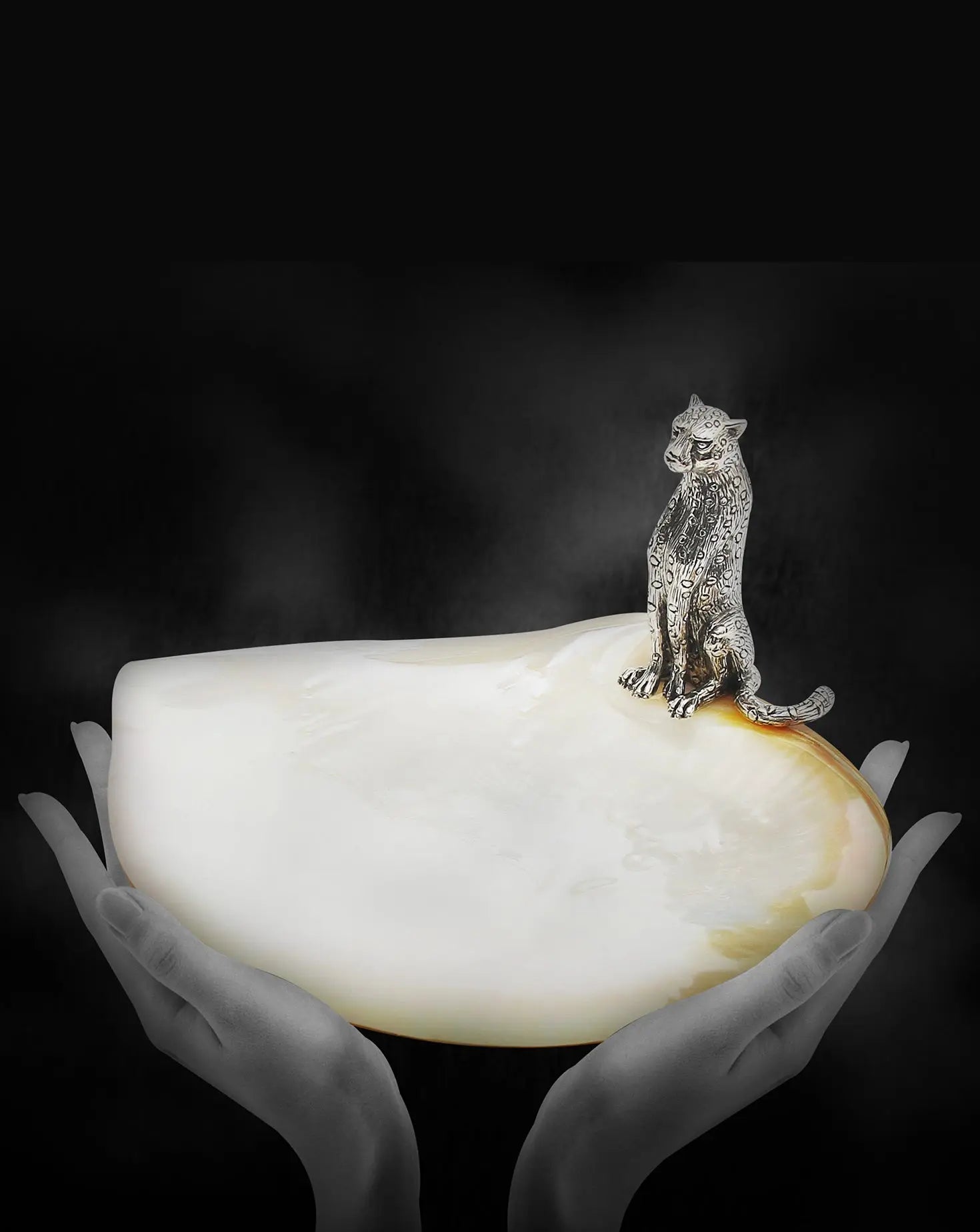 Mother of Pearl Cheetah Plate Lotus Arts de Vivre