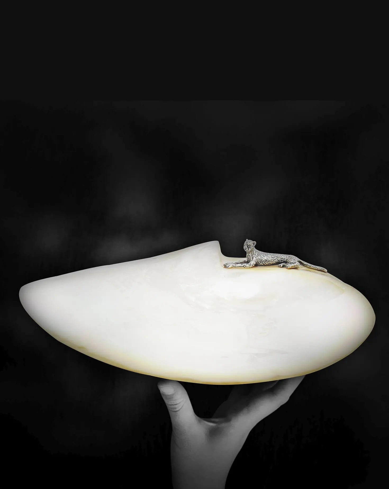 Mother of Pearl Relax Cheetah Plate Lotus Arts de Vivre