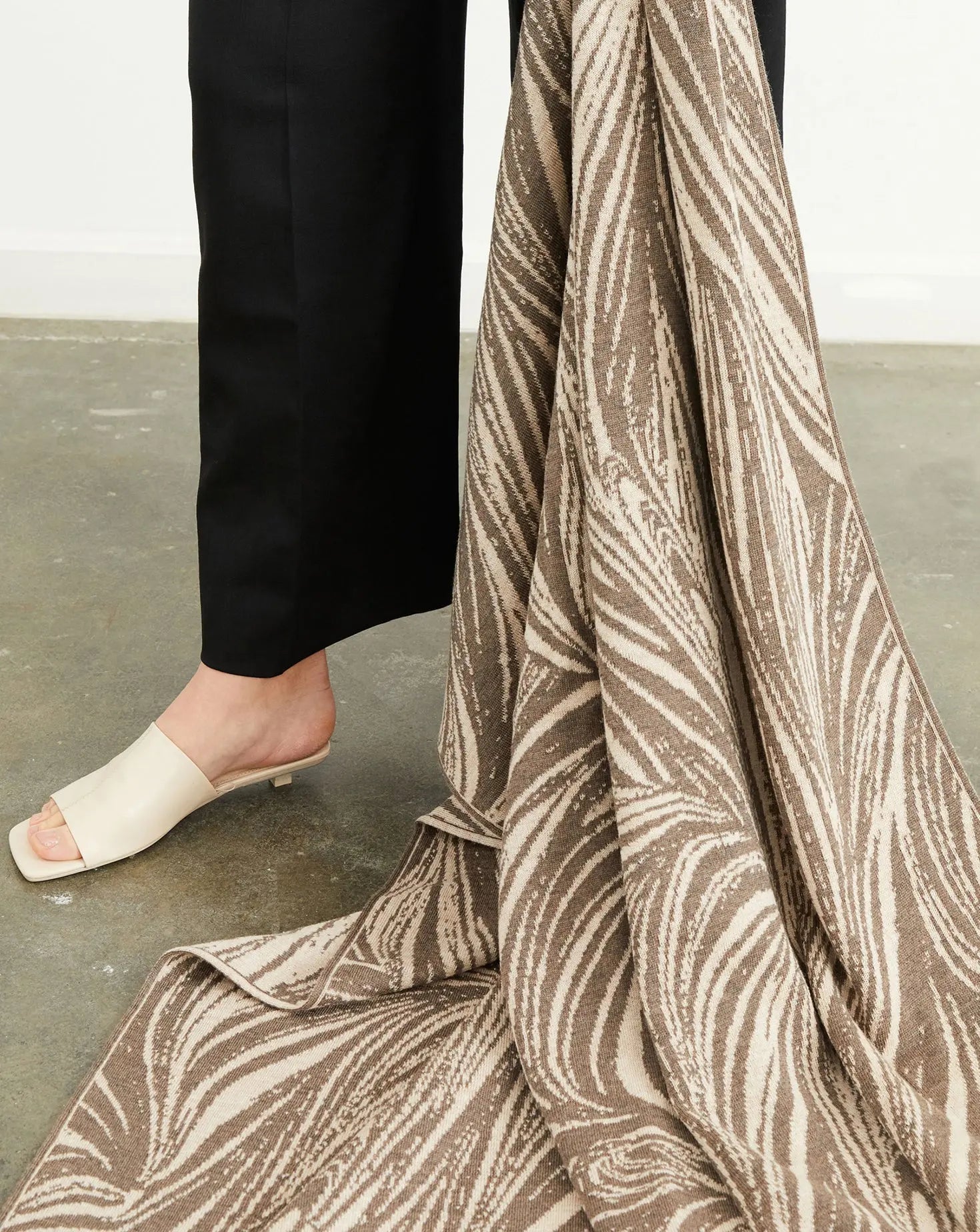 Swirl Concrete Throw Ambar