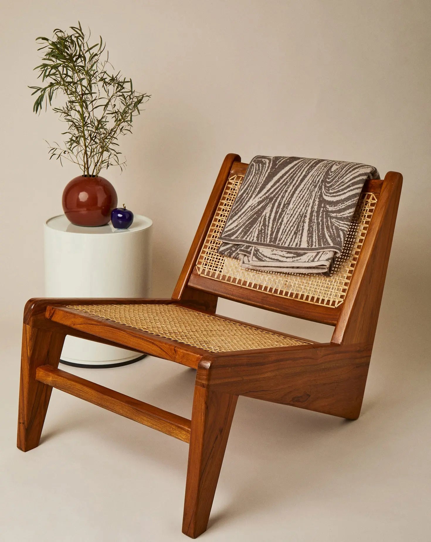 Swirl Concrete Throw Ambar