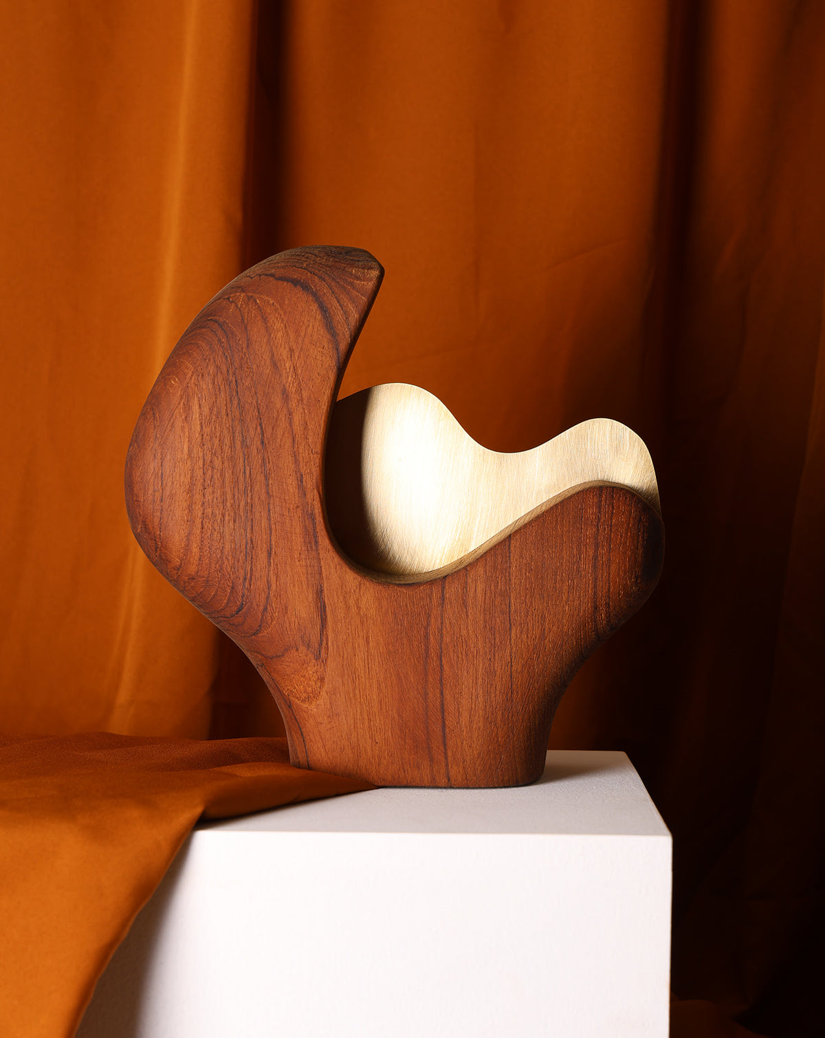 Compact decorative object for a bedroom, office or living room shelf