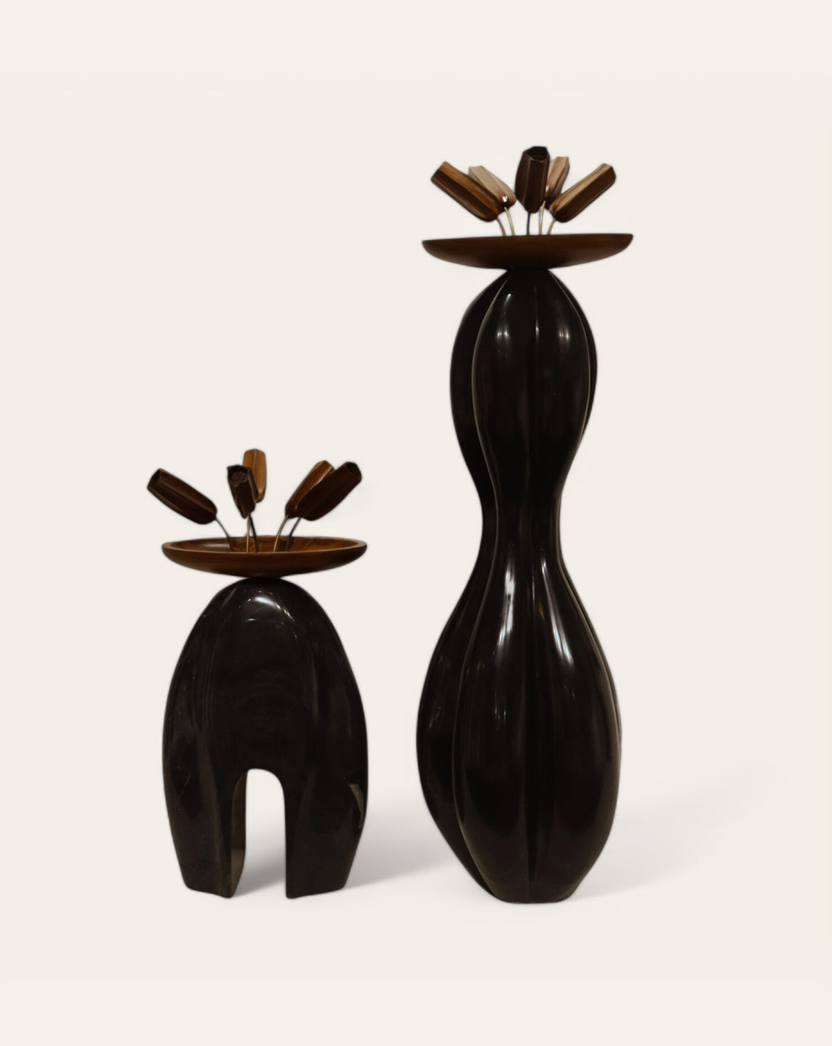 Detail of natural teak grain and marble veining, inherent to each handcrafted piece
