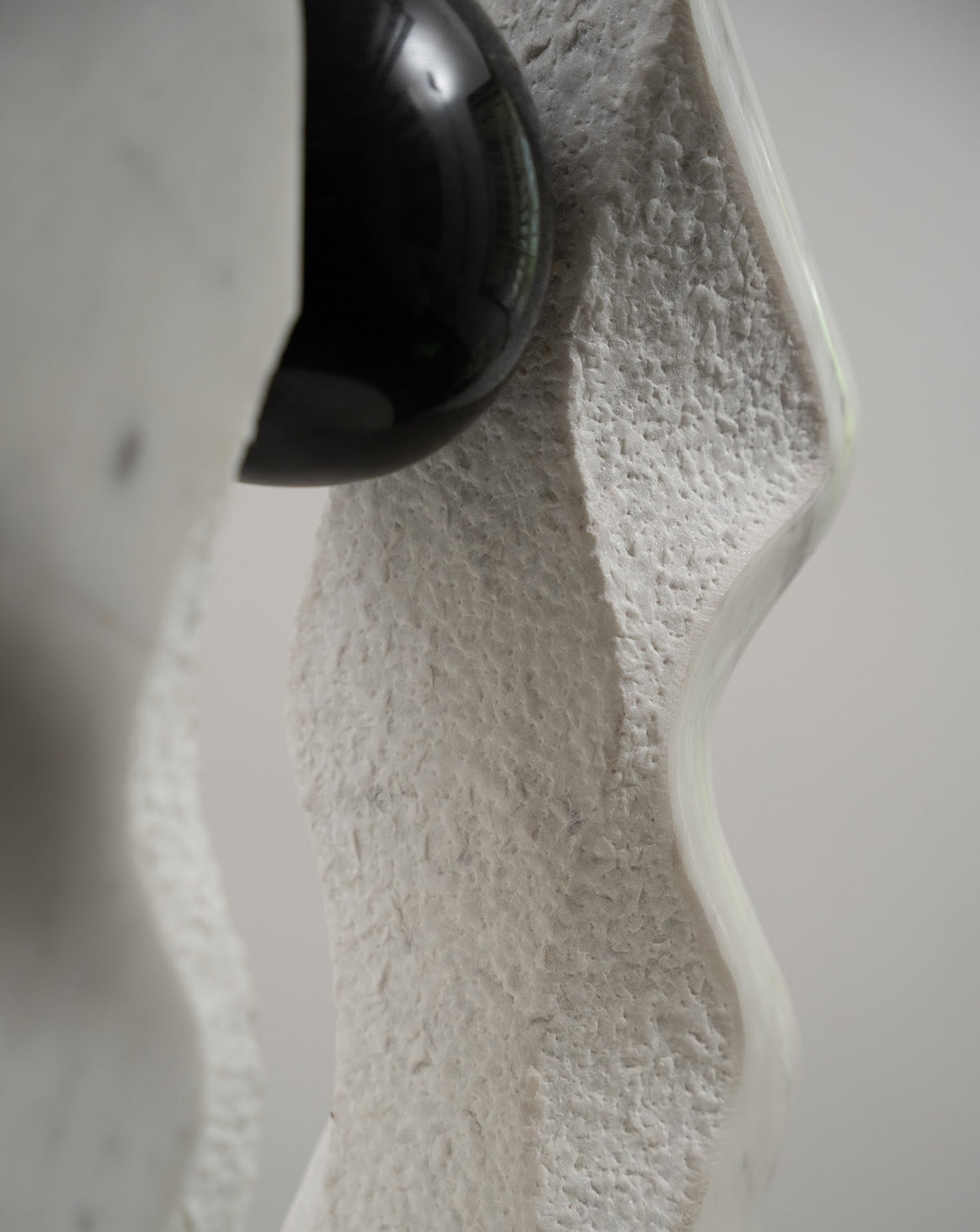 INIKA 06 White & Black Marble Sculptural Vase