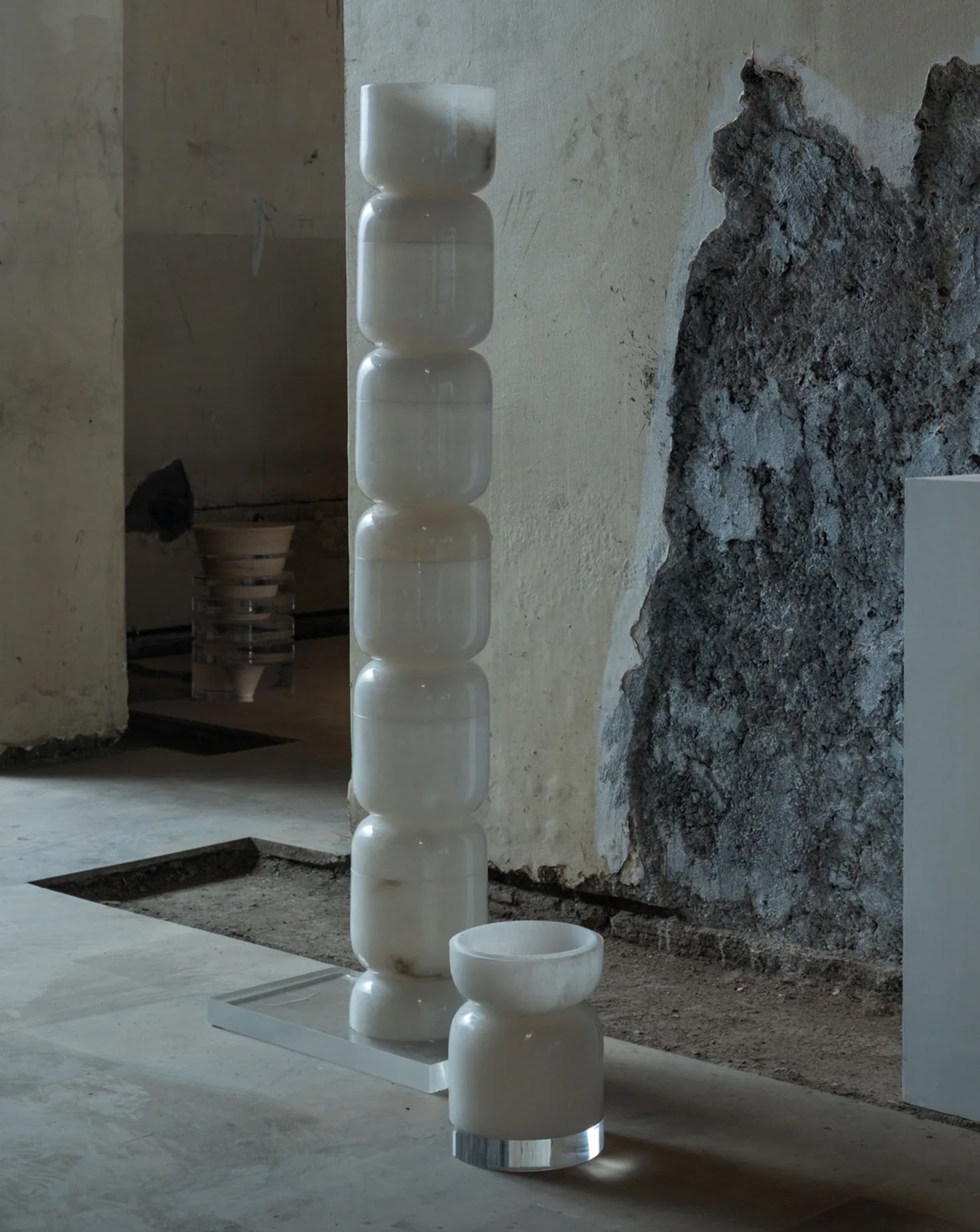 Monoform Alabaster White Stambh