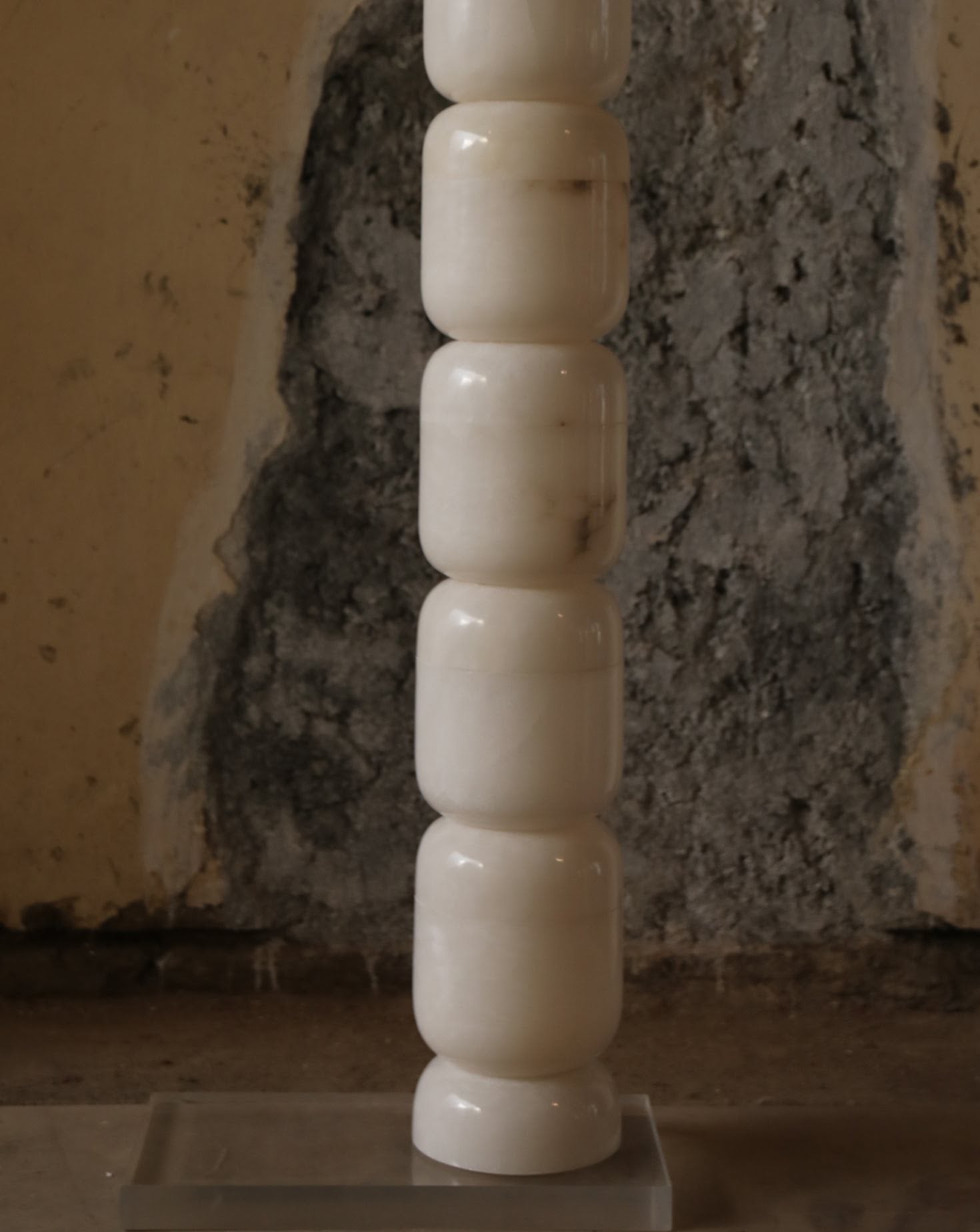 Monoform Alabaster White Stambh